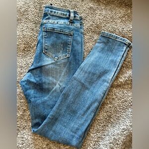 Women’s Skinny Jeans in Light Blue Wash. Size 8/28.